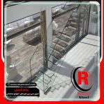 راه پله معلق متصل به دیواره های شیشه ای