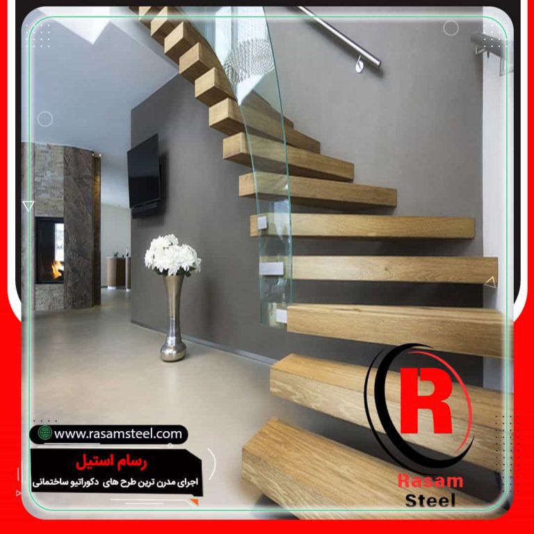 راه پله معلق چوبی کنار دیوار